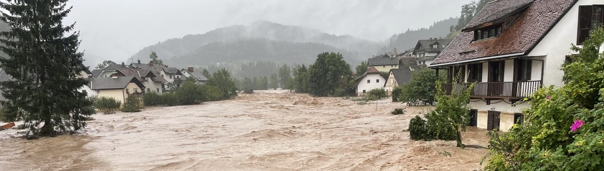 Kako lahko pomagamo po poplavah in kje je na voljo pomoč