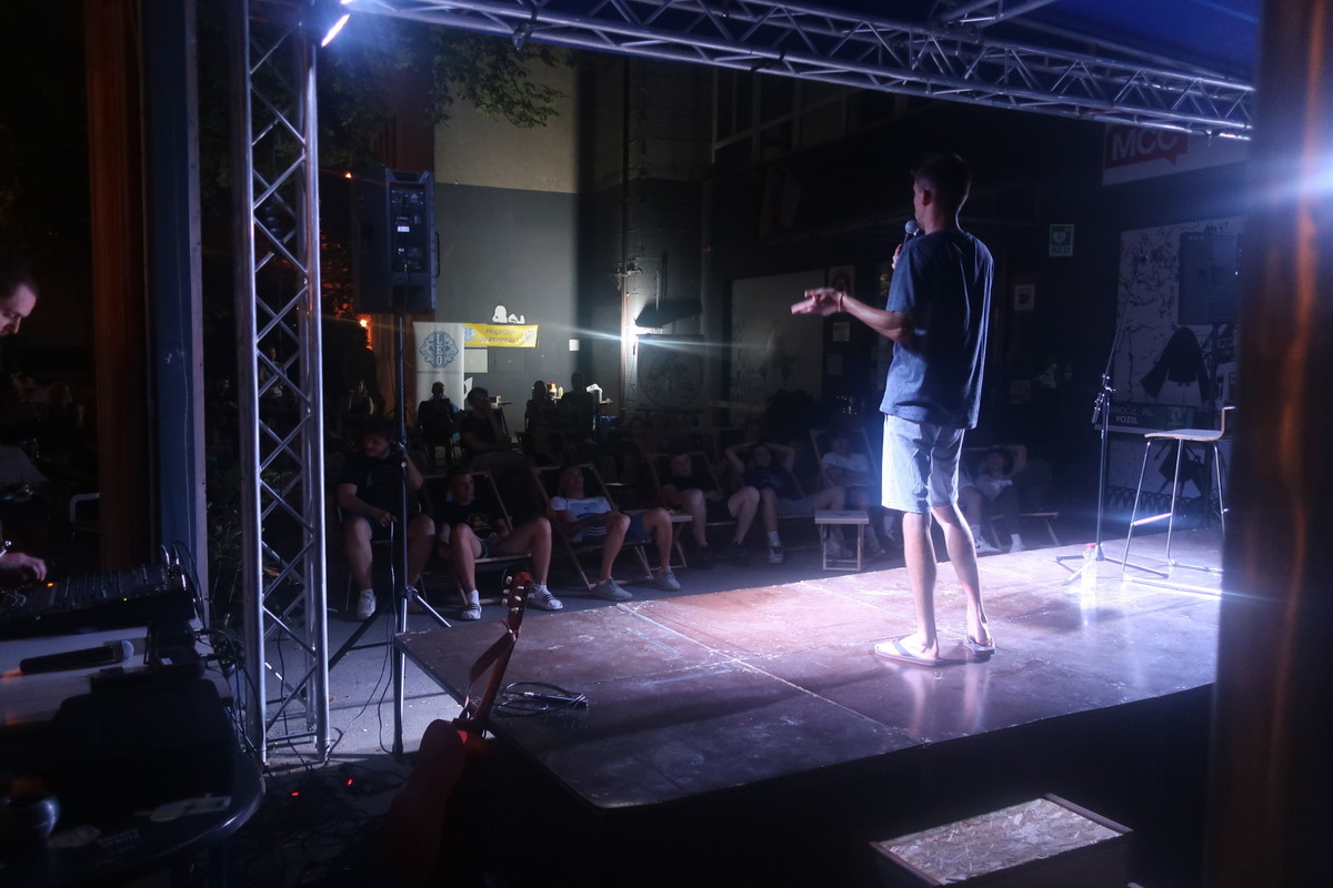 Dobrodelni Open Mic Stand Up 23. 7. 2022